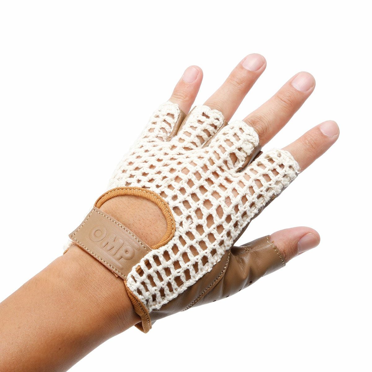 OMP Racing｜タツィオ グローブ｜ハーフ｜ブラウン×アイボリー｜モデル着用