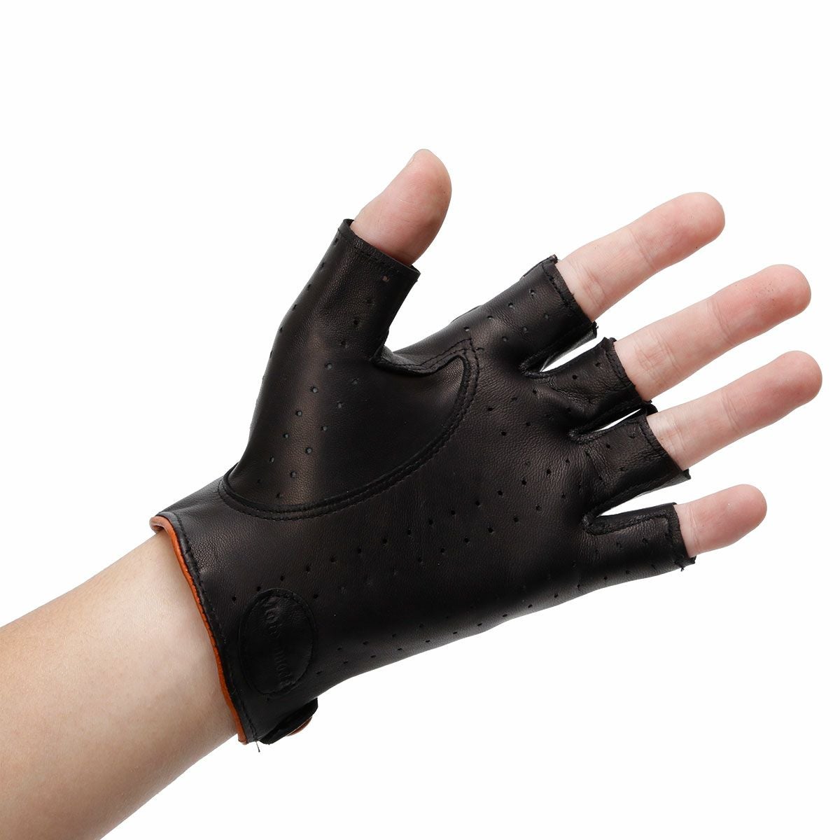 Motorimoda｜ビ・マトラッセ ドライビンググローブ｜ハーフ｜ブラック×ブラウンMotorimoda｜ビ・マトラッセ ドライビンググローブ｜ブラック×ブラウン｜モデル着用