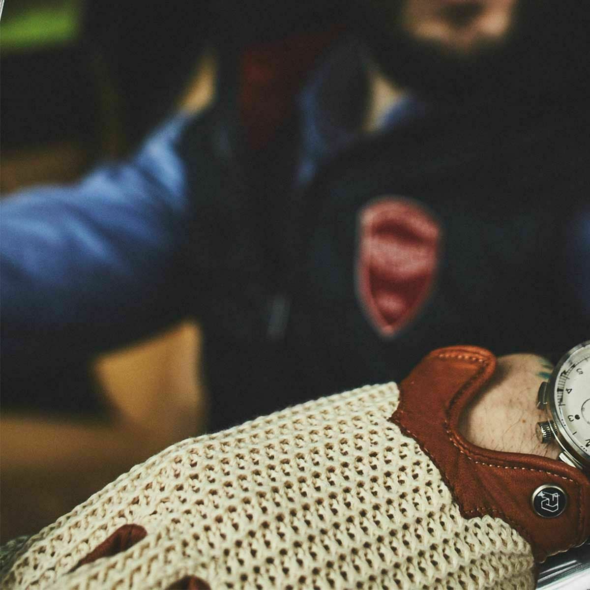 AUTODROMO｜ストリングバック・ドライビング・グローブ｜ロング｜コニャック｜モデル着用