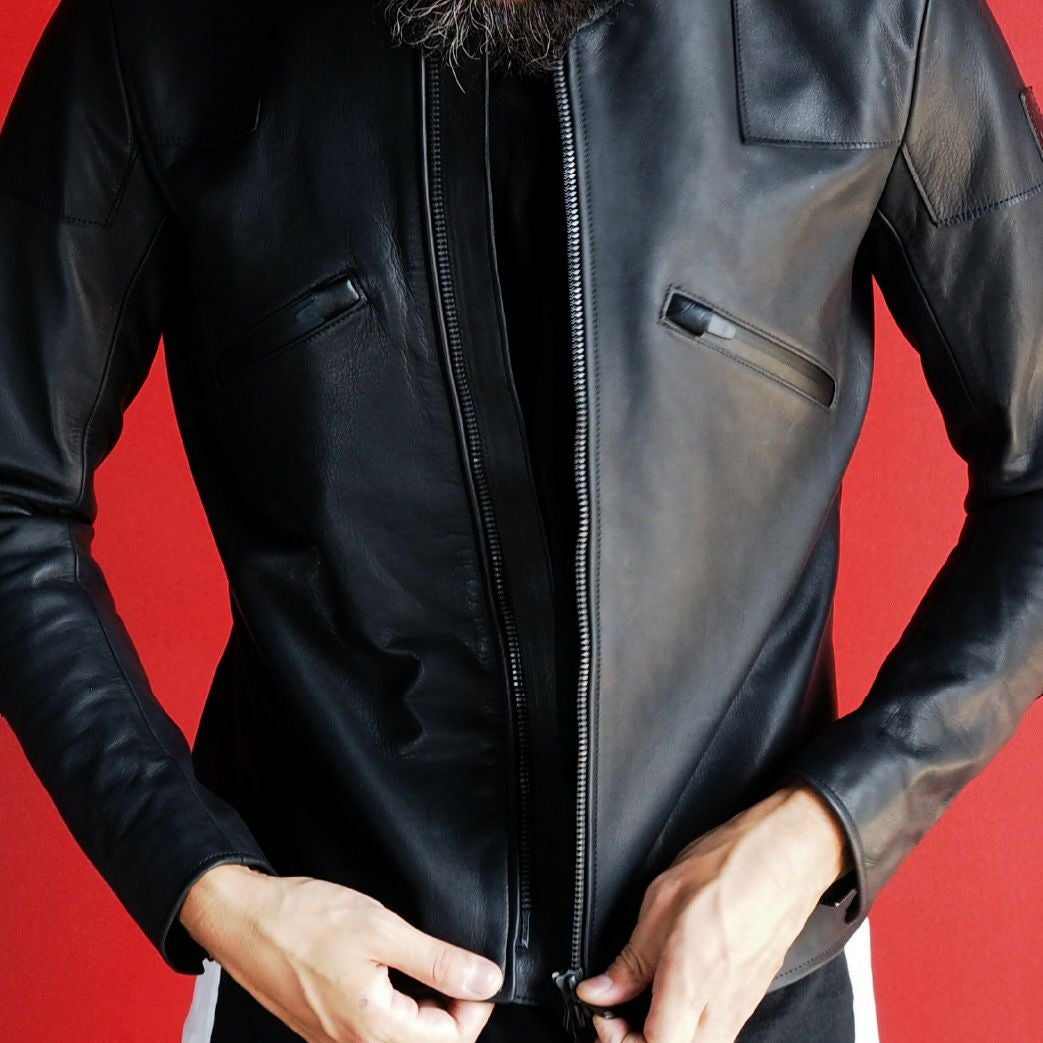 CRUFTER｜CR-MJ1N ノーカラー シングル ライダース｜レザー｜ブラック｜モデル着用