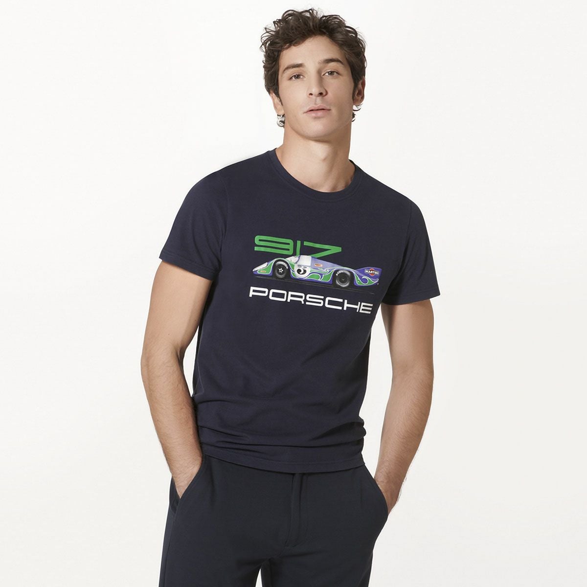PORSCHE MARTINI RACING｜No.18 コレクターズ Tシャツ｜ブルー｜モデル着用