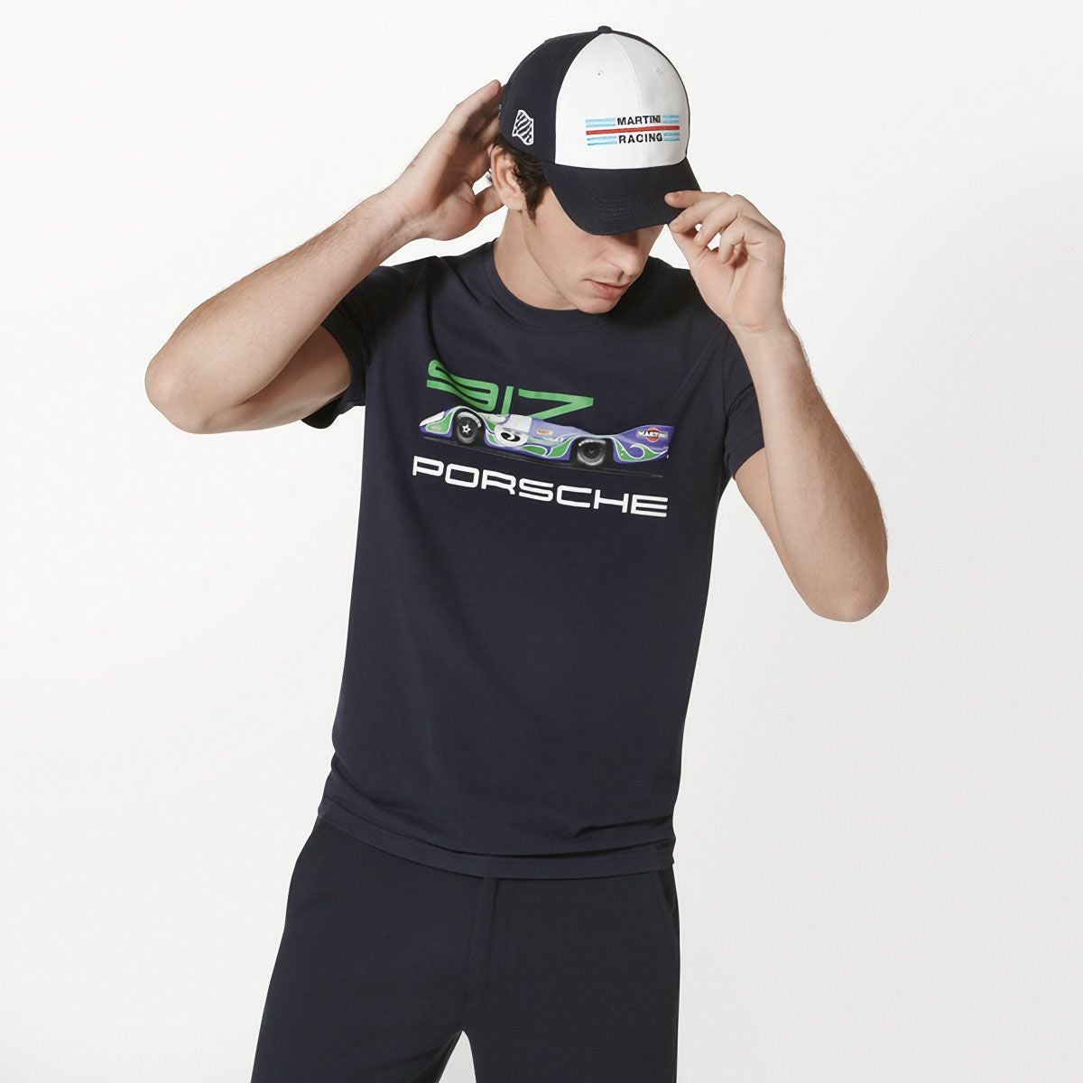 PORSCHE MARTINI RACING｜No.18 コレクターズ Tシャツ｜ブルー｜モデル着用