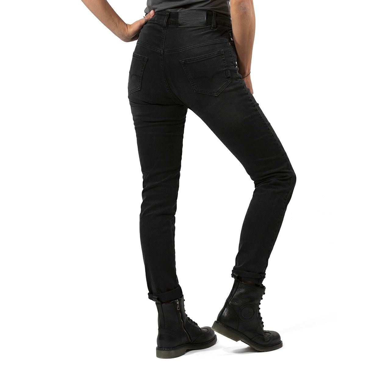 John Doe｜ベティハイ XTM ジーンズ ウーマン｜デニム｜ブラック｜モデル着用