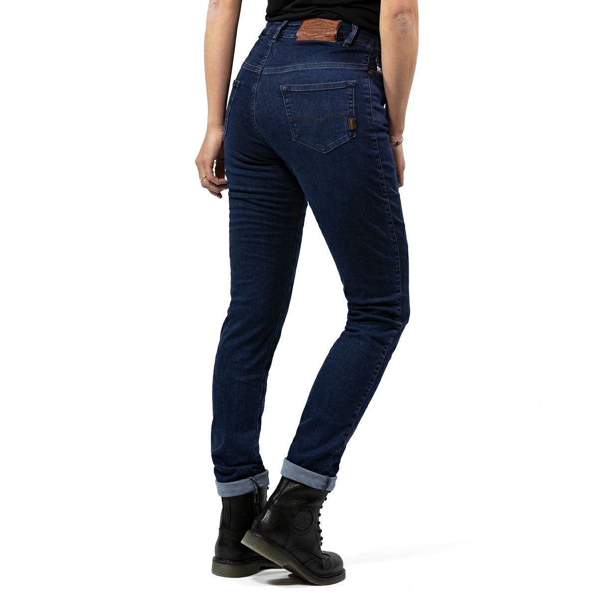 John Doe｜ベティハイ XTM ジーンズ ウーマン｜デニム｜ダークブルー｜モデル着用