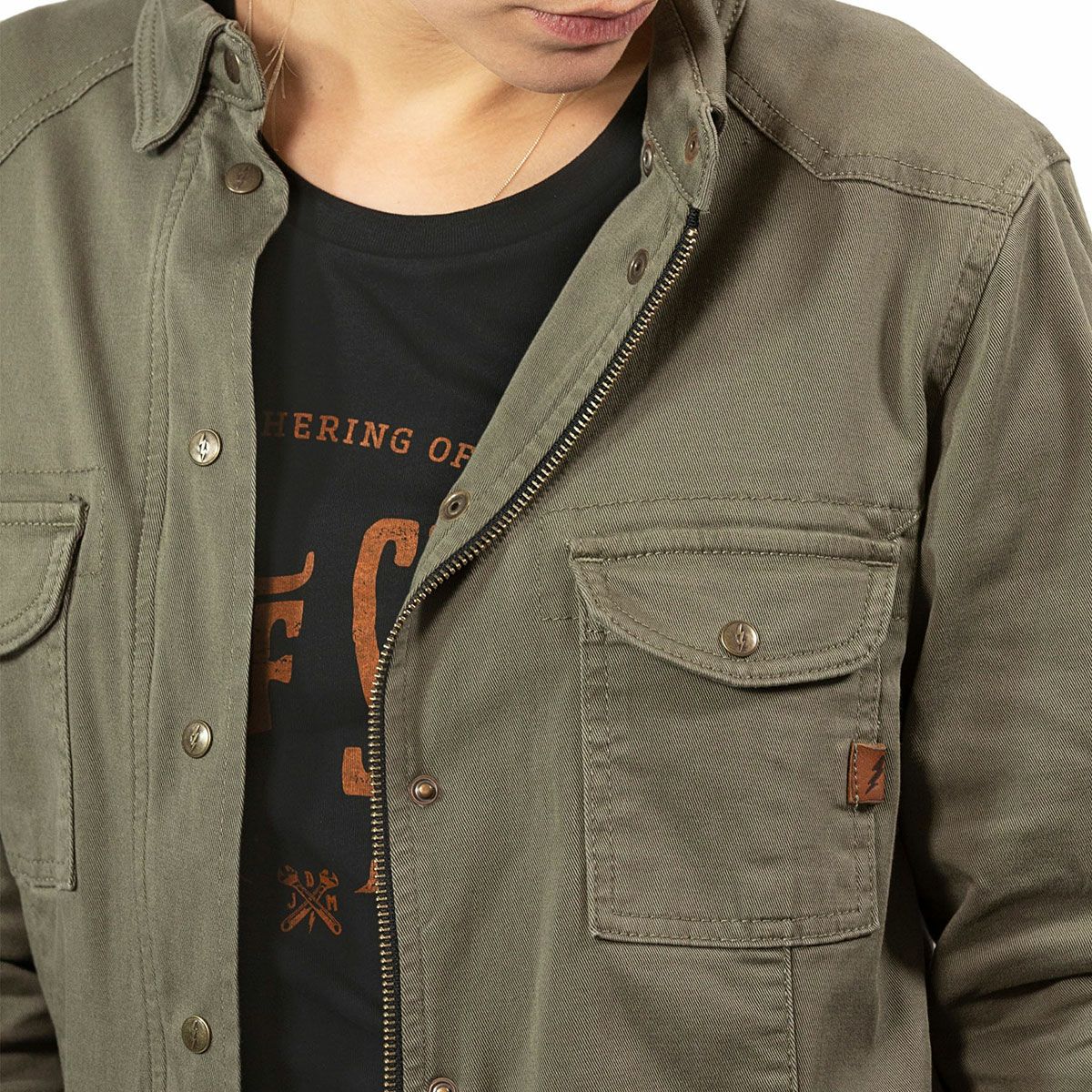 John Doe｜XTM モトシャツ ウーマン｜ファブリック｜オリーブ｜モデル着用