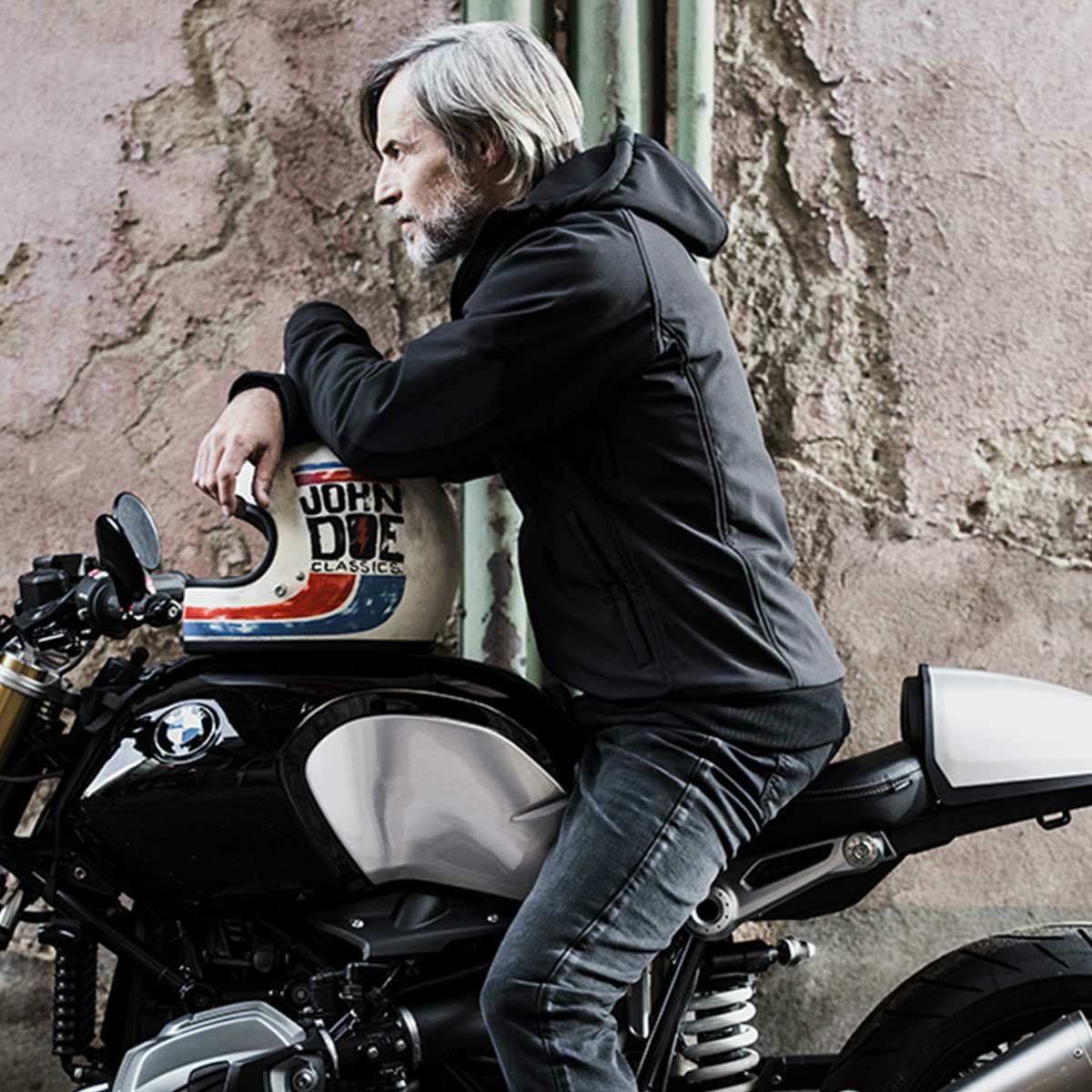 John Doe｜XTM フーディー｜ファブリック｜ブラック｜モデル着用