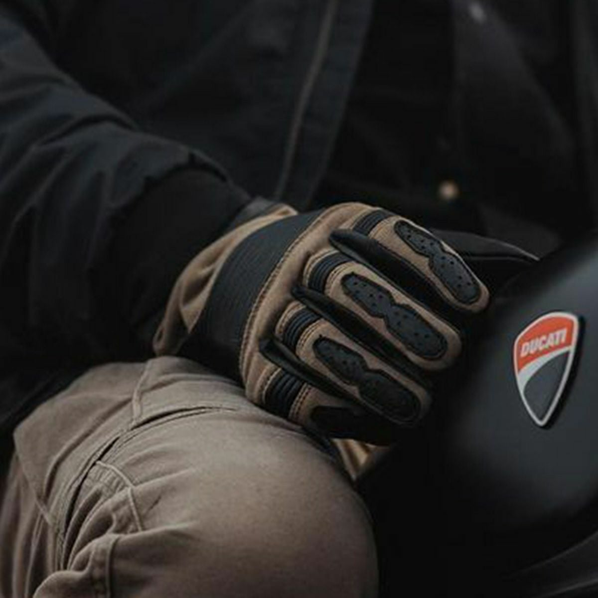 John Doe｜デュランゴ XTM グローブ｜3シーズン｜ブラック×キャメル｜モデル着用