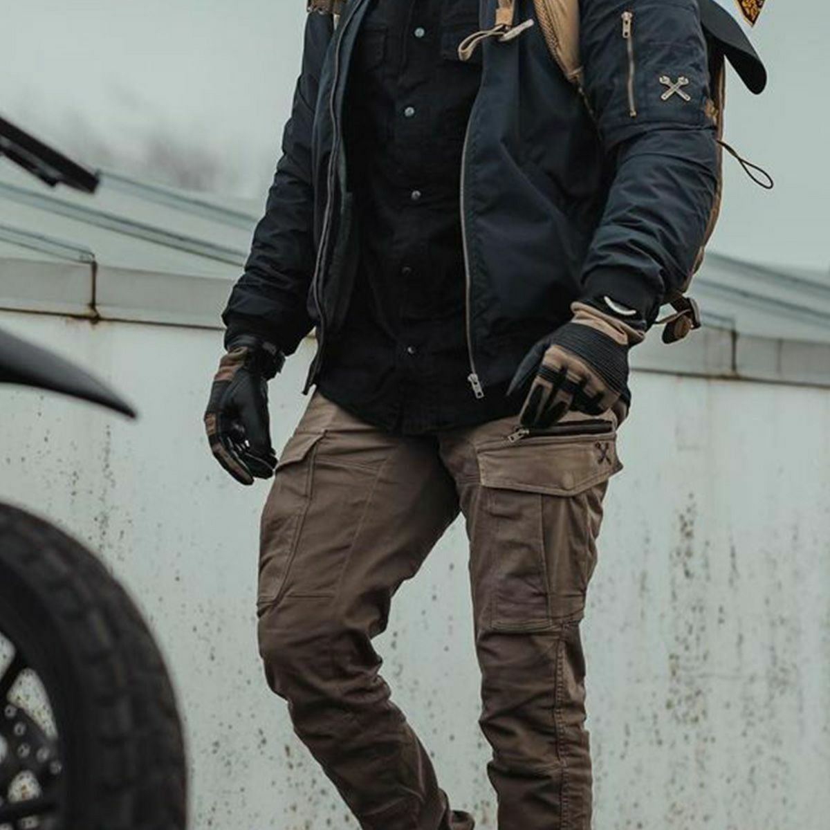 John Doe｜デュランゴ XTM グローブ｜3シーズン｜ブラック×キャメル｜モデル着用