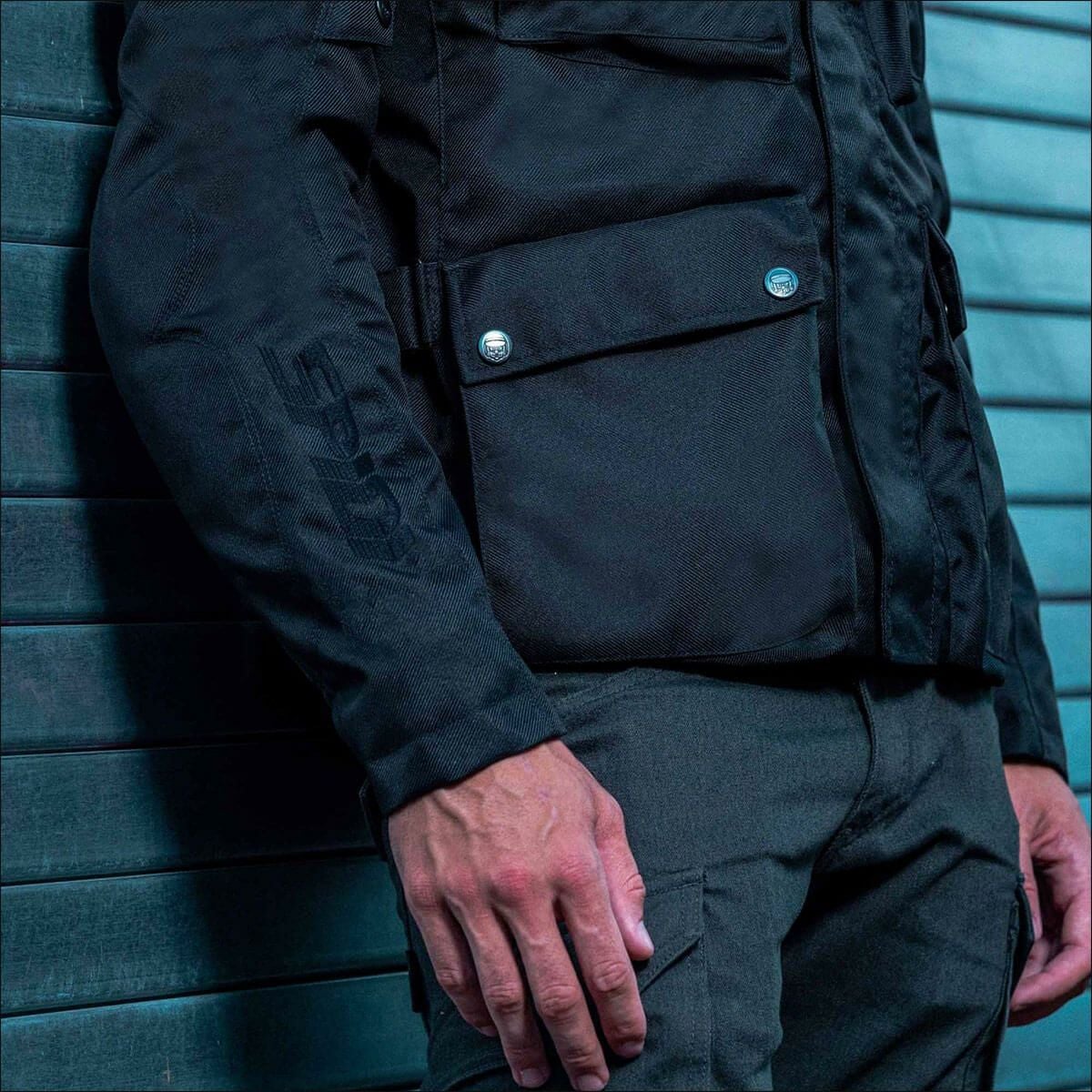 SPIDI｜オリジナル エンデューロ ジャケット｜ファブリック｜ブラック｜モデル着用