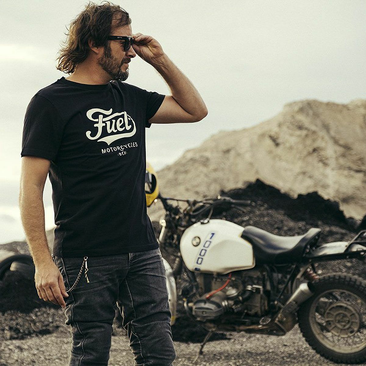 Fuel Motorcycles｜ブラック Tシャツ｜ブラック｜モデル着用
