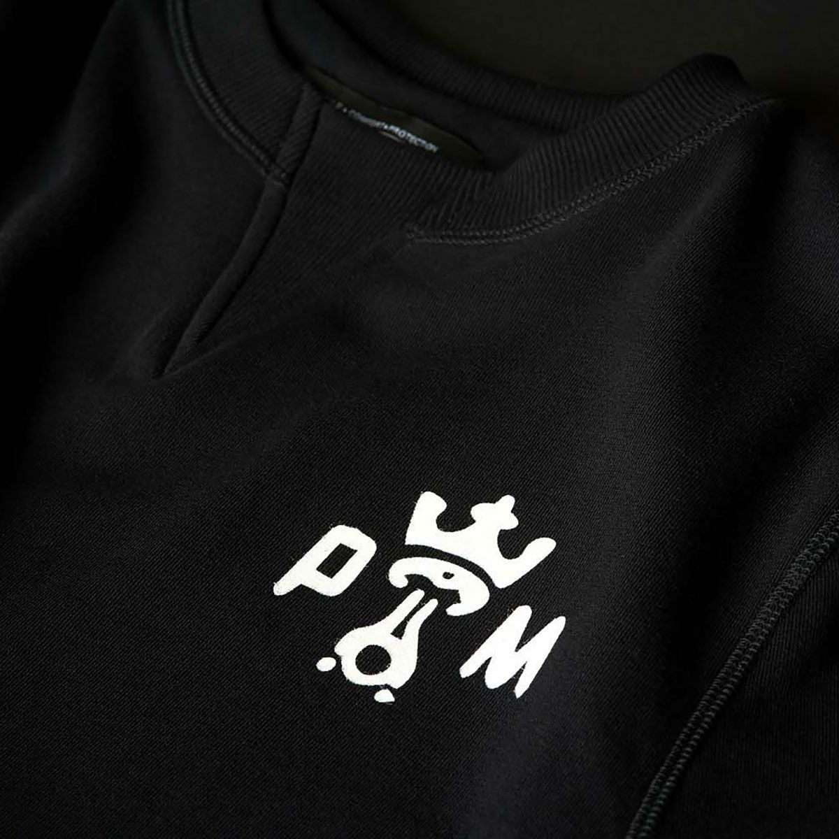 PANDO MOTO｜ジョン ドント ダイ スウェットシャツ｜ブラック｜モデル着用