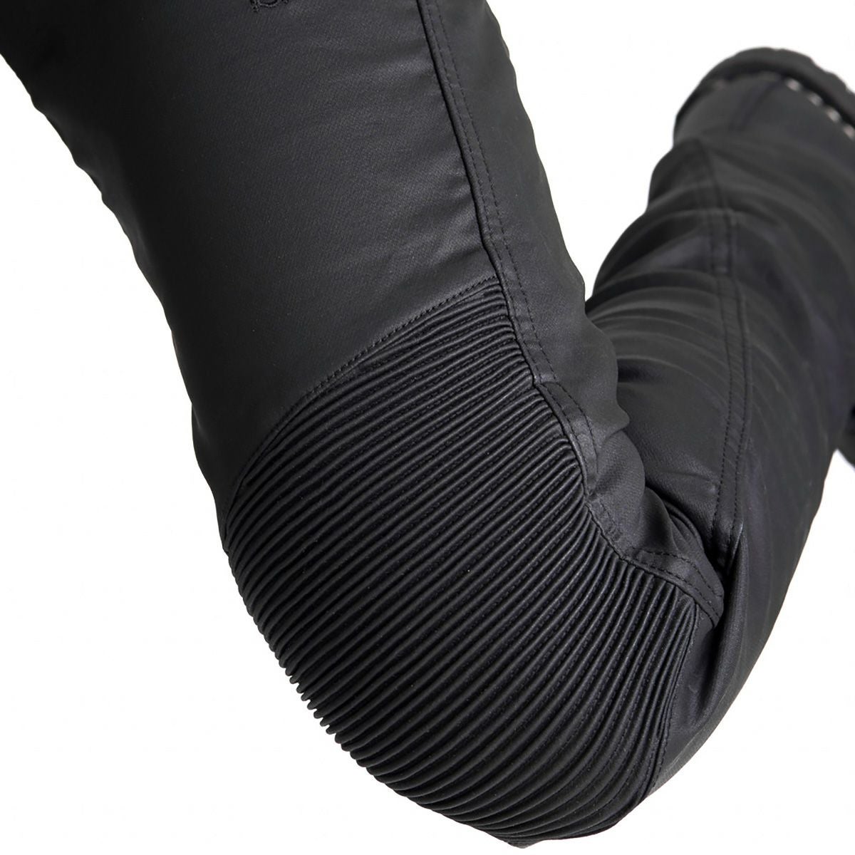 PANDO MOTO｜クサリ ケヴ 02｜デニム｜ブラック｜モデル着用