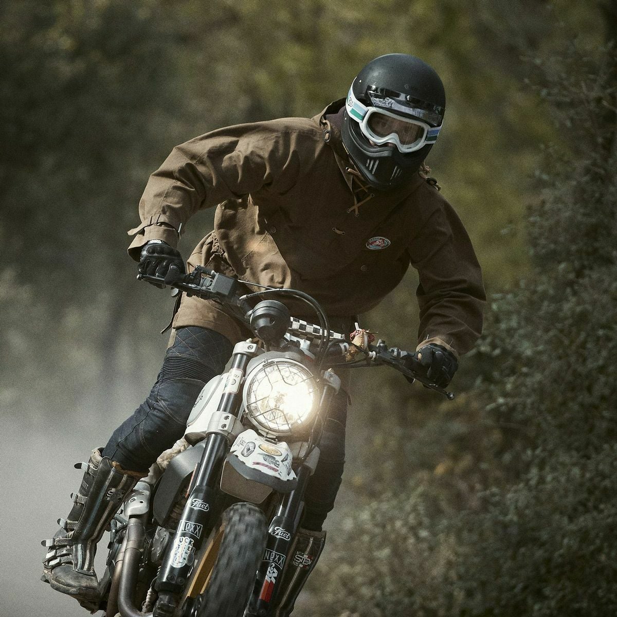 Fuel Motorcycles｜レスキュー レインコート｜レインウェア｜ブラウン｜モデル着用