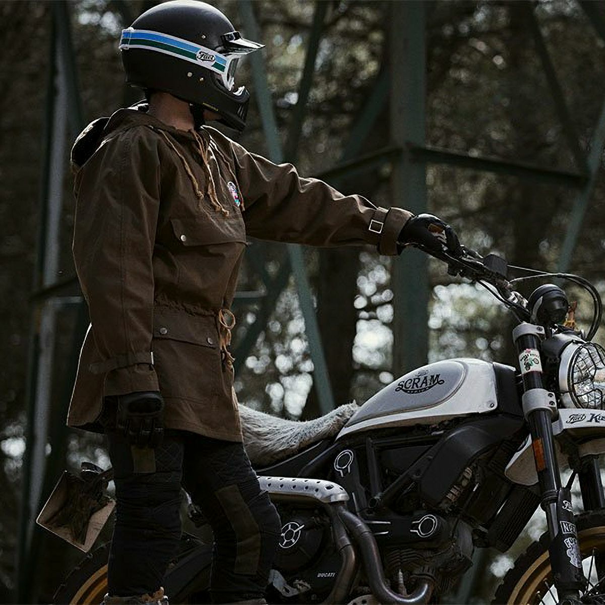 Fuel Motorcycles｜レスキュー レインコート｜レインウェア｜ブラウン｜モデル着用