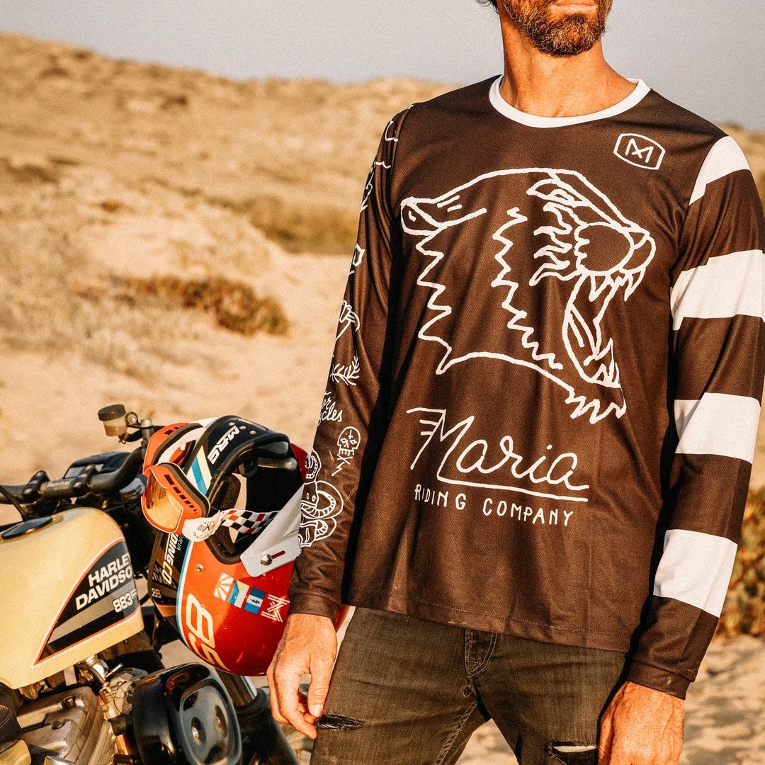 Maria Riding Company｜ワイルド キャット マリア オフロード レーシング ジャージ｜MXジャージ｜ブラック×ホワイト｜モデル着用