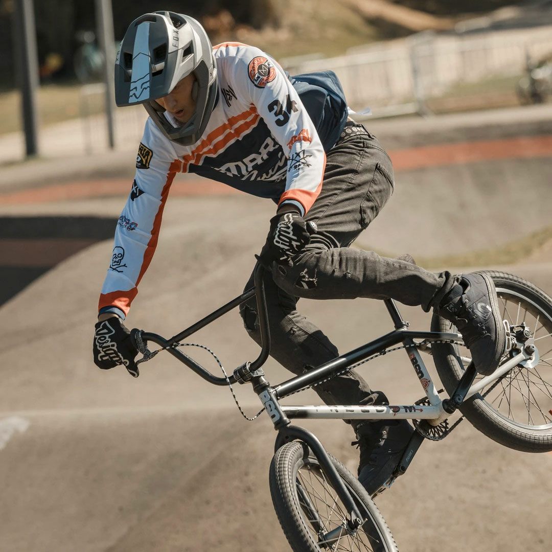 Maria Riding Company｜スーパー ライダー マリア オフロード レーシング ジャージ｜MXジャージ｜レッド×ブルー×ホワイト｜モデル着用