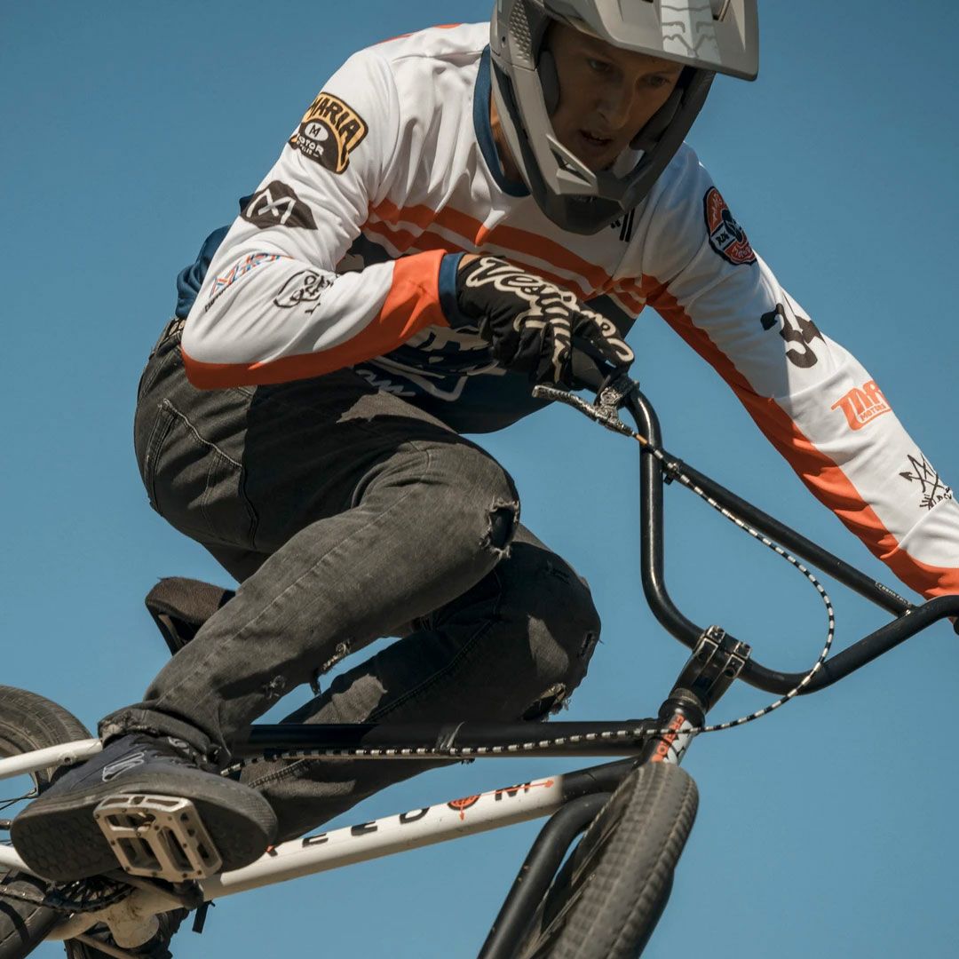 Maria Riding Company｜スーパー ライダー マリア オフロード レーシング ジャージ｜MXジャージ｜レッド×ブルー×ホワイト｜モデル着用