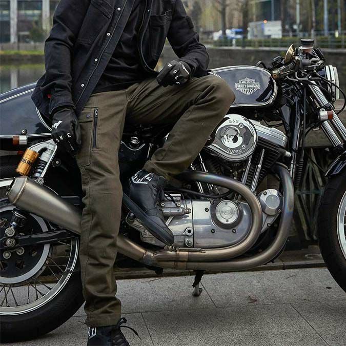 PANDO MOTO｜マーク ケヴ 02｜チノ・カーゴ｜カーキ｜モデル着用