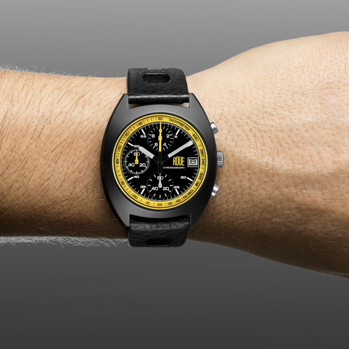 ROUE｜CHR SIX｜時計｜イエロー×ブラック｜モデル着用