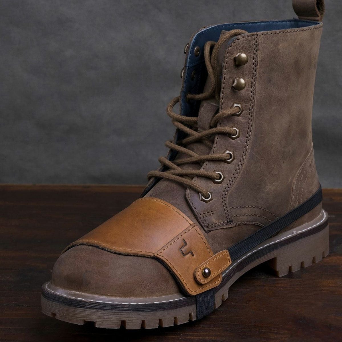 Trip Machine｜シュー プロテクター スリッポン｜シュープロテクター｜ヴィンテージタン❘着用イメージ