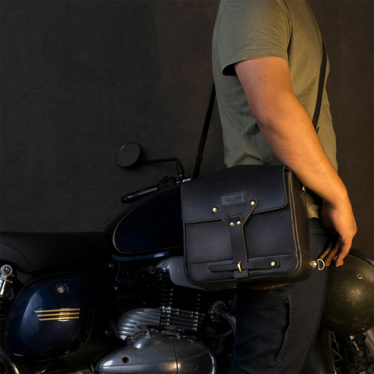 Trip Machine｜メッセンジャー バッグ｜サイドバッグ｜ブラック｜モデル着用
