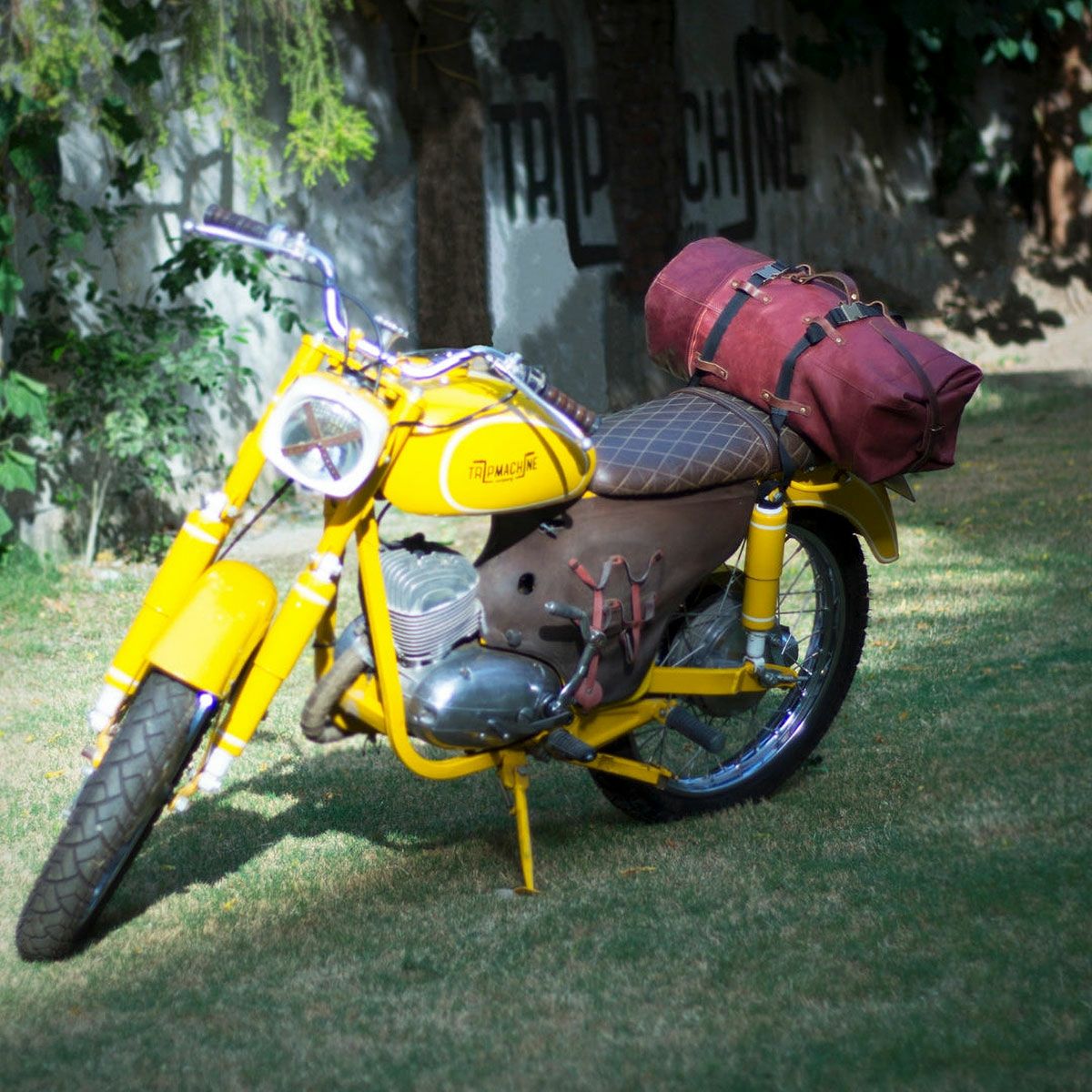 Trip Machine｜レザー ミリタリー ダッフル｜ショルダー｜チェリーレッド｜使用イメージ