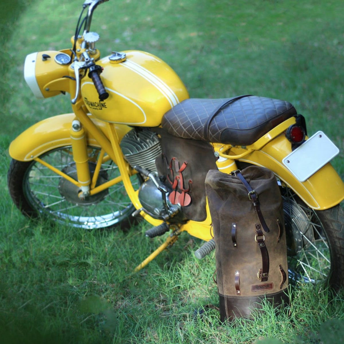 Trip Machine｜レザー ミリタリー ダッフル｜ショルダー｜タバコブラウン｜使用イメージ