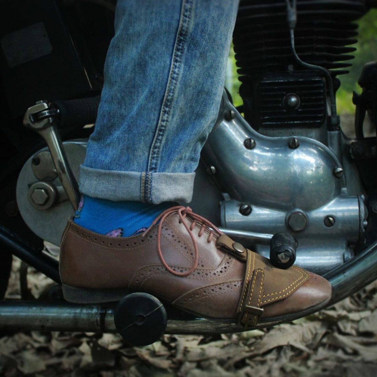 Trip Machine｜シュー プロテクター クラシック （右足用）｜シュープロテクター｜タバコブラウン｜モデル着用