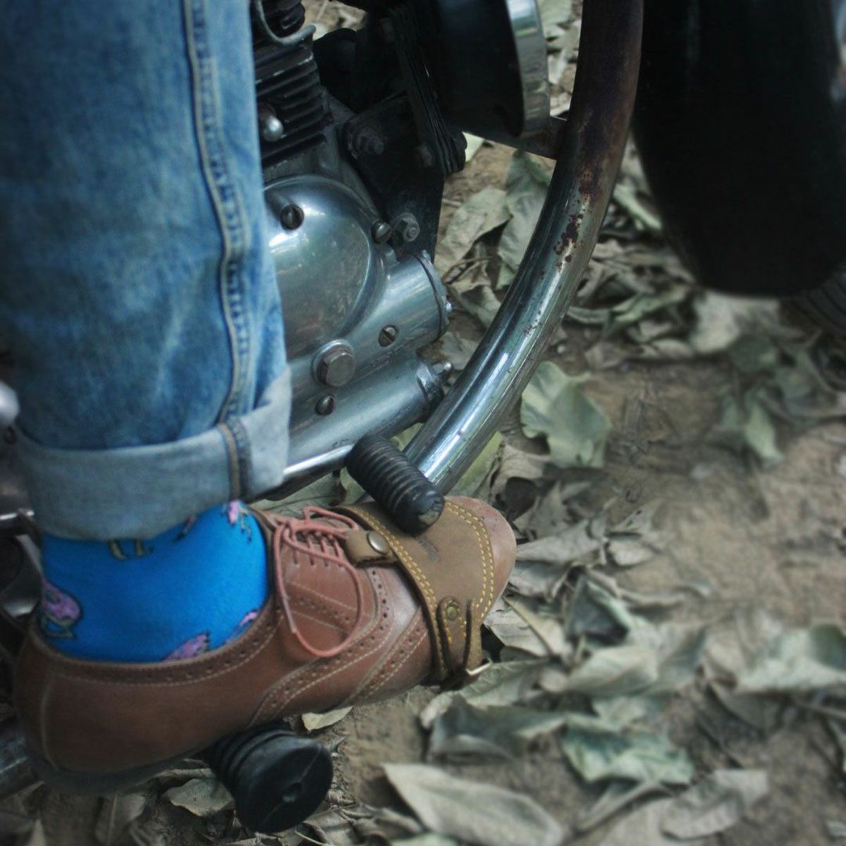 Trip Machine｜シュー プロテクター クラシック （右足用）｜シュープロテクター｜タバコブラウン｜モデル着用