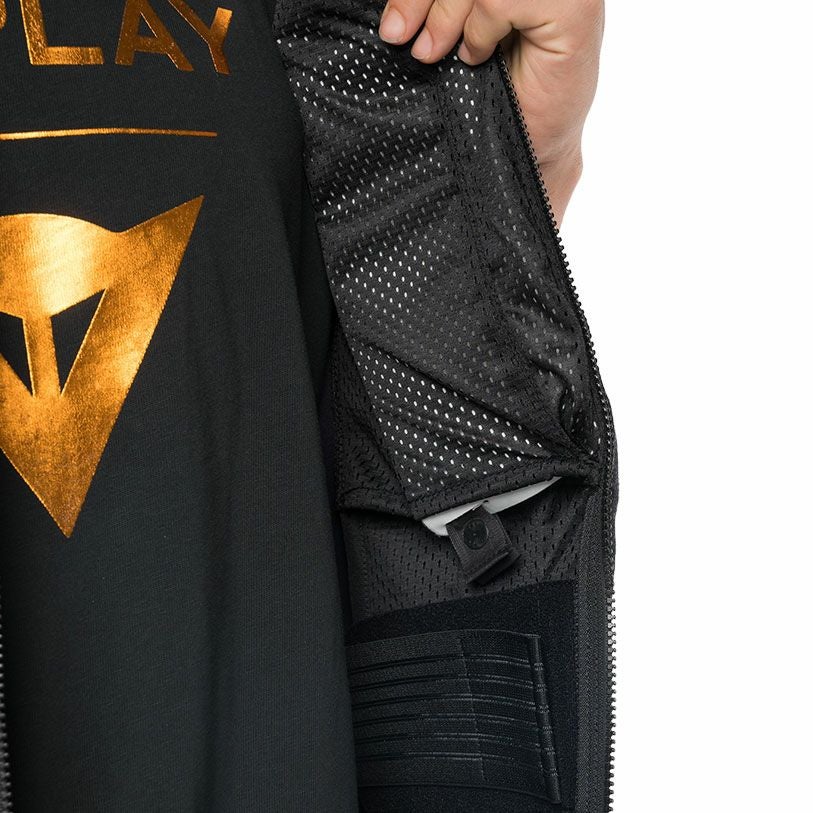 Replay｜REPLAY×DAINESE D-air ハイパーコーデュラスマートジャケット｜ベスト｜ブラック｜モデル着用