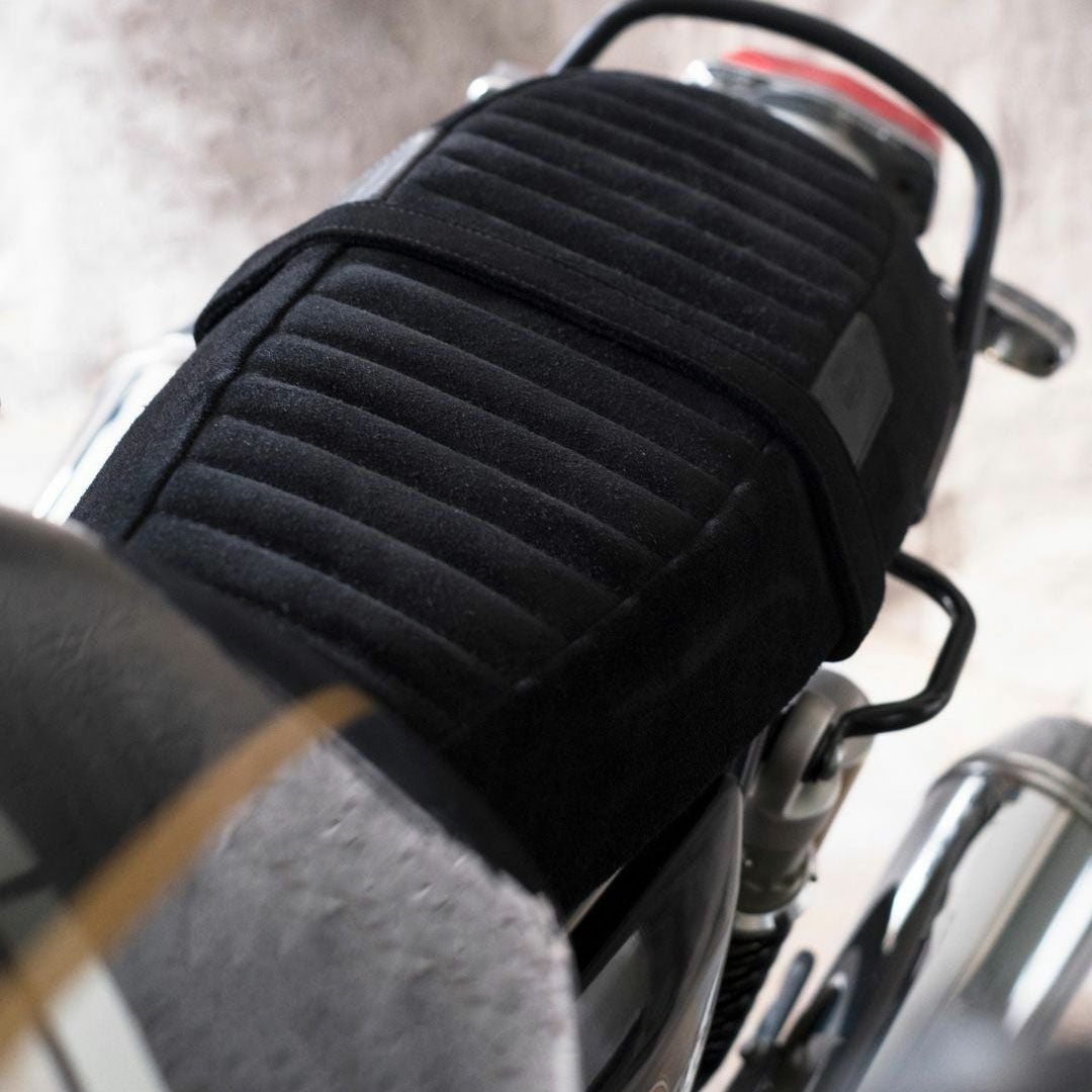 Trip Machine｜スエード ツーリング シート for ロイヤル・エンフィールド インターセプター650 / GT650｜その他雑貨｜ブラック｜使用イメージ