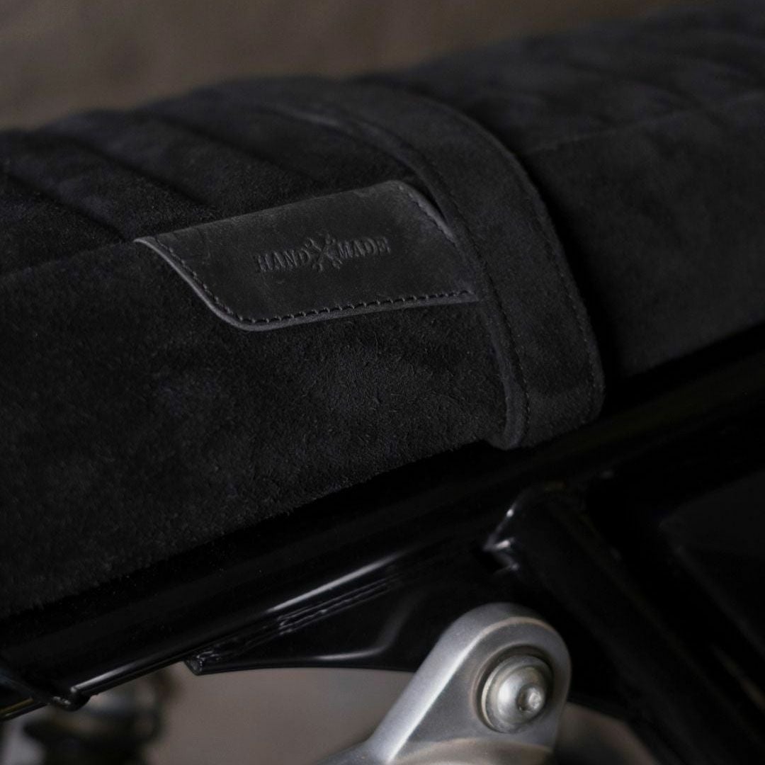 Trip Machine｜スエード ツーリング シート for ロイヤル・エンフィールド インターセプター650 / GT650｜その他雑貨｜ブラック｜使用イメージ
