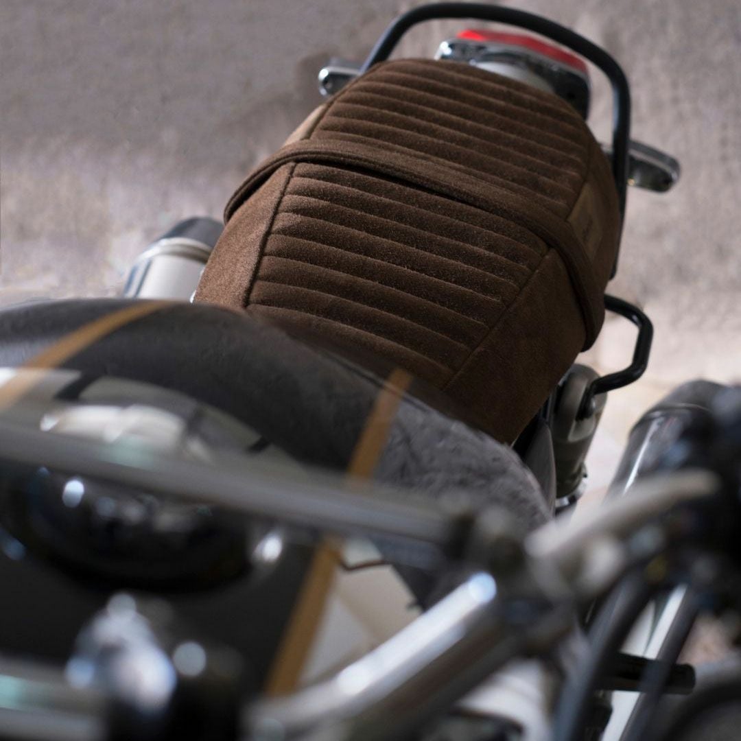 Trip Machine｜スエード ツーリング シート for ロイヤル・エンフィールド インターセプター650 / GT650｜その他雑貨｜タバコ｜使用イメージ