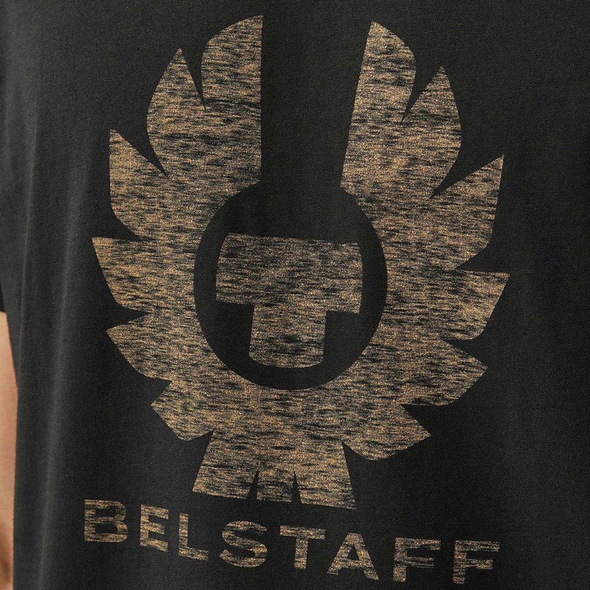 BELSTAFF｜コートランド Tシャツ｜ブラック｜モデル着用