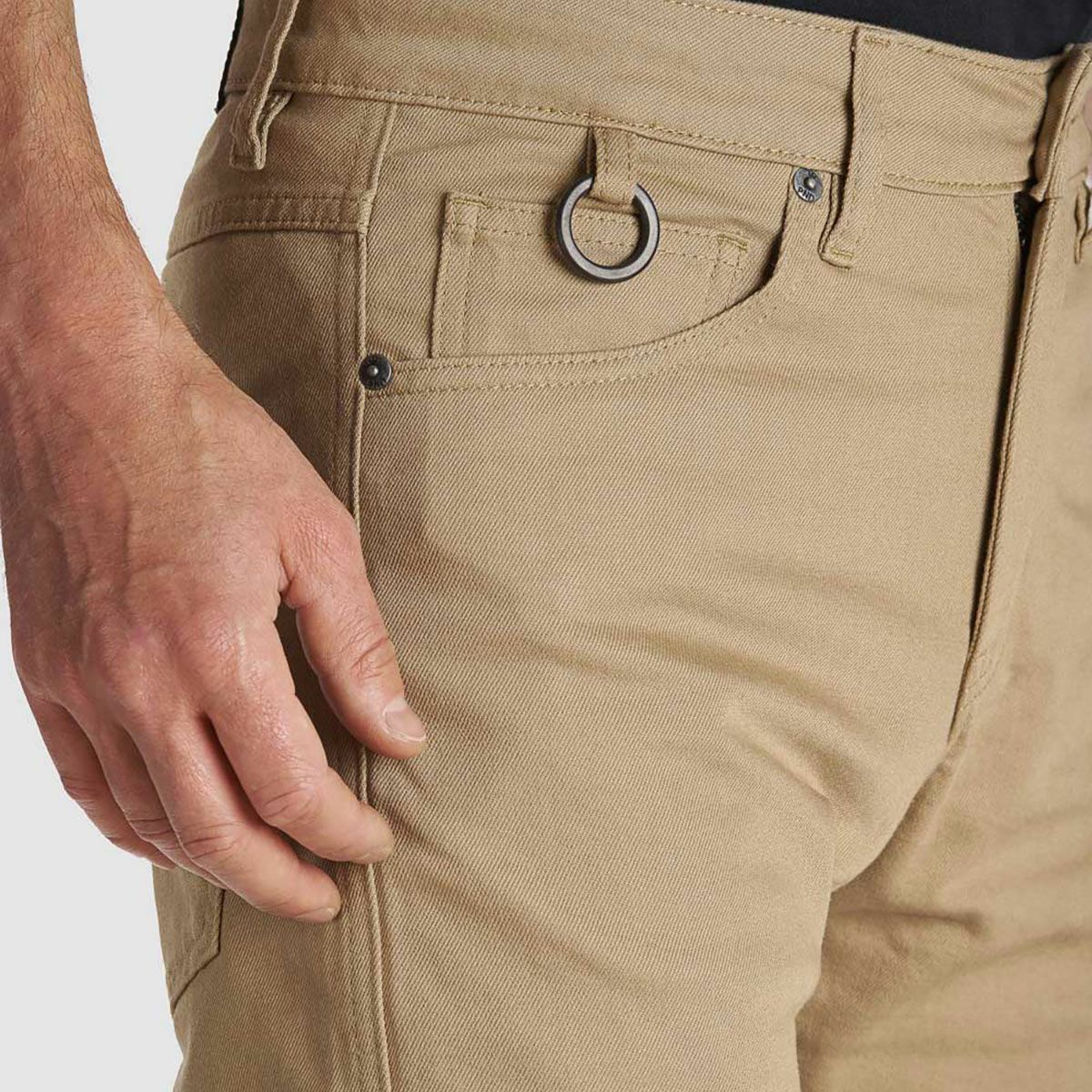 PANDO MOTO｜ロビー コア 03｜チノ・カーゴ｜サンド｜モデル着用