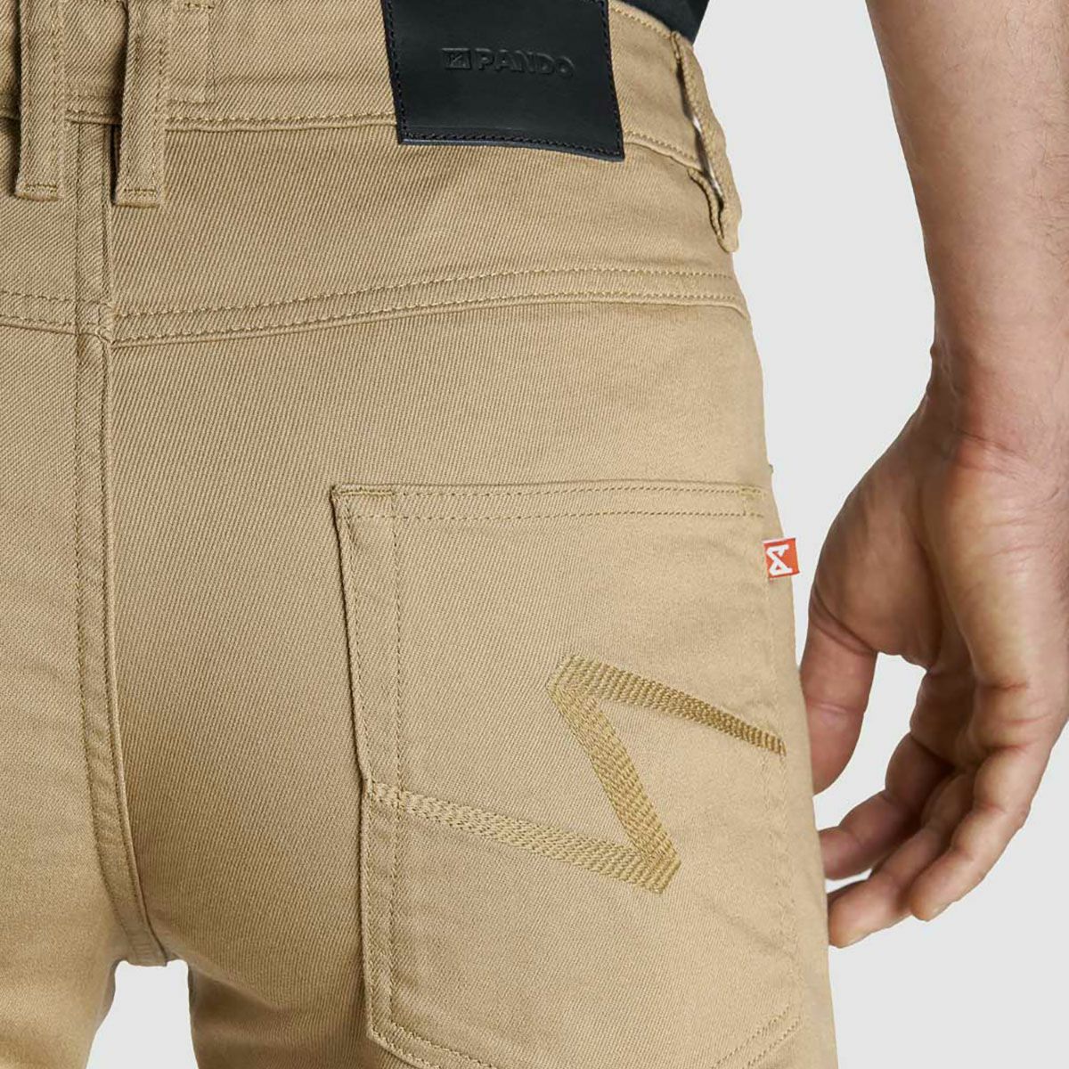 PANDO MOTO｜ロビー コア 03｜チノ・カーゴ｜サンド｜モデル着用