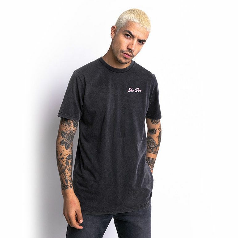 John Doe｜”ファスト タイム” Tシャツ｜ブラック｜モデル着用