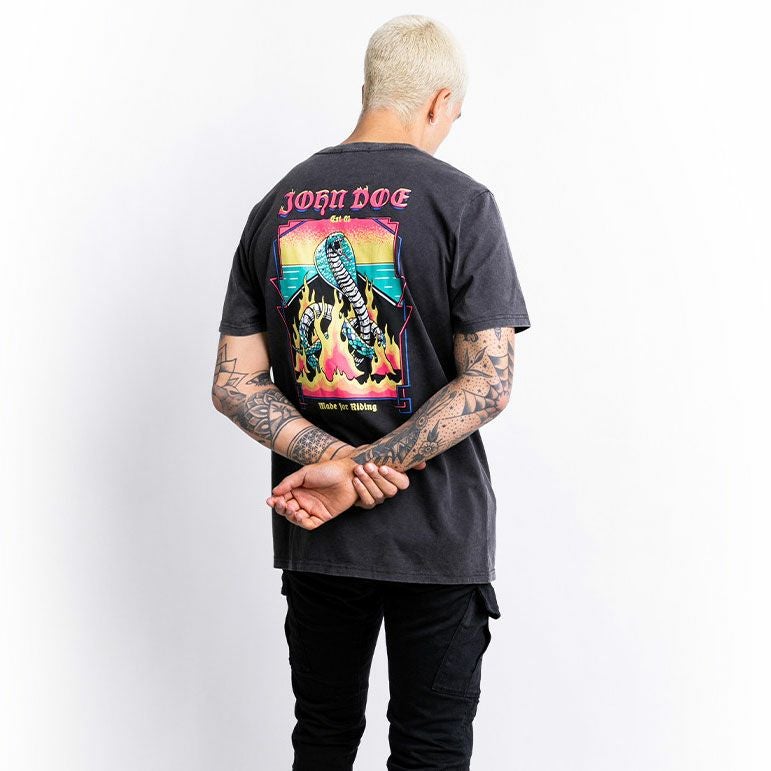 John Doe｜”スネークオンファイア” Tシャツ｜｜モデル着用