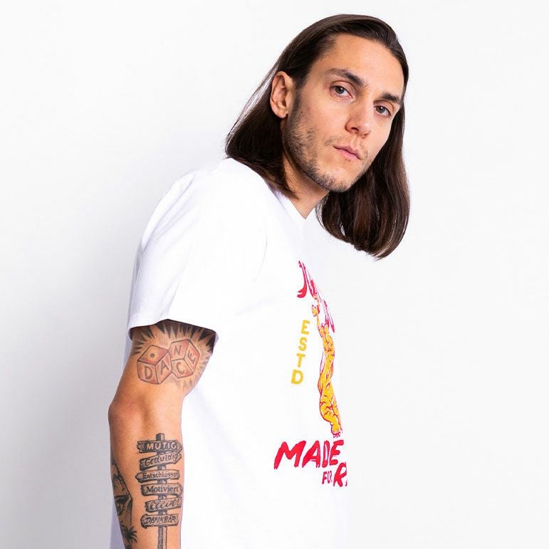 John Doe｜”タイガー I” Tシャツ｜ホワイト｜モデル着用