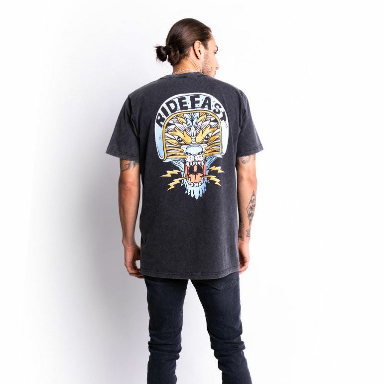 John Doe｜”ライオン” Tシャツ｜ブラック｜モデル着用