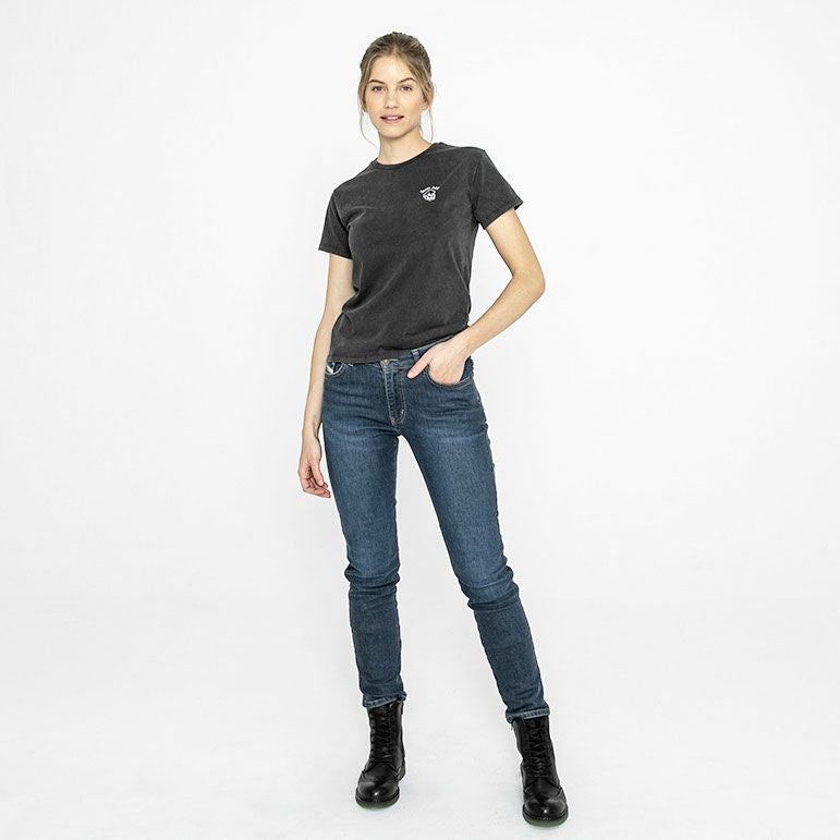 John Doe｜”ライブ ファスト スカル” Tシャツ ウーマン｜ブラック｜モデル着用