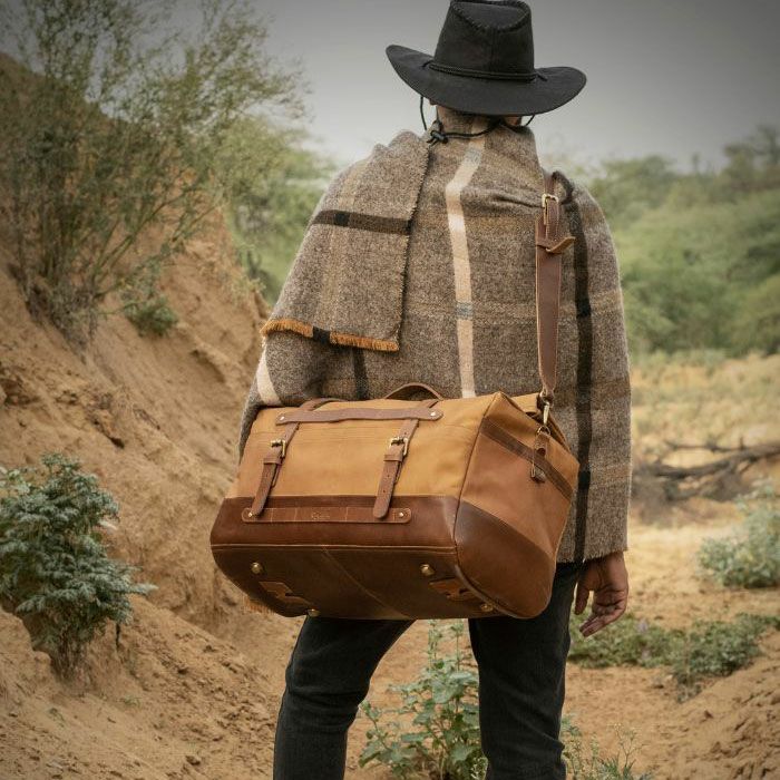 Trip Machine｜アウトロー ダッフル バッグ｜ショルダー｜ヴィンテージタンTrip Machine｜アウトロー ダッフル バッグ｜ショルダー｜ヴィンテージタン｜使用イメージ