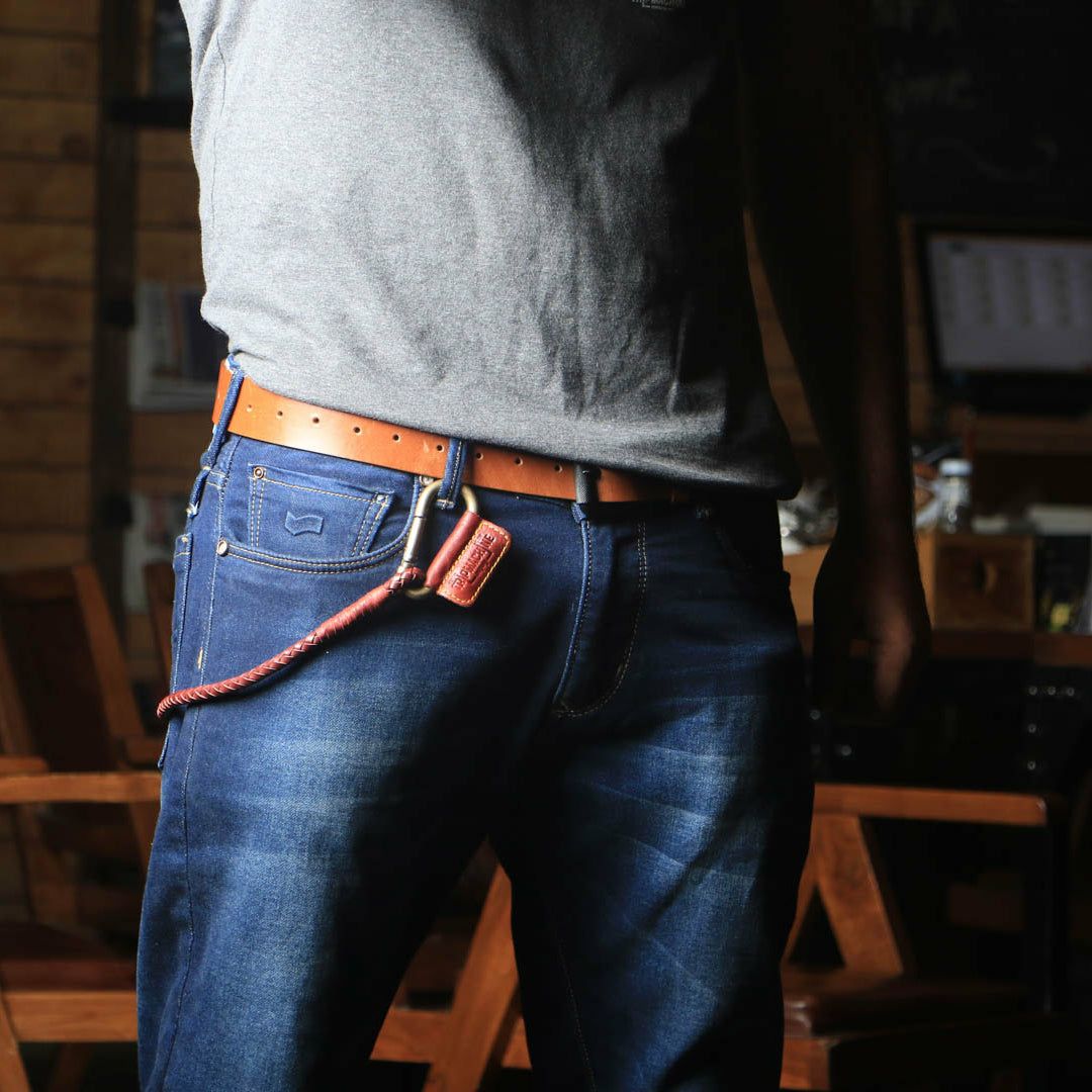 Trip Machine｜ブレイデッド キーチェーン｜財布｜チェリーレッド｜モデル着用