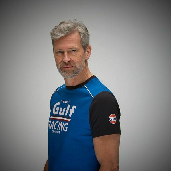 GULF｜ガルフ レーシング Tシャツ｜ミッドブルー｜モデル着用