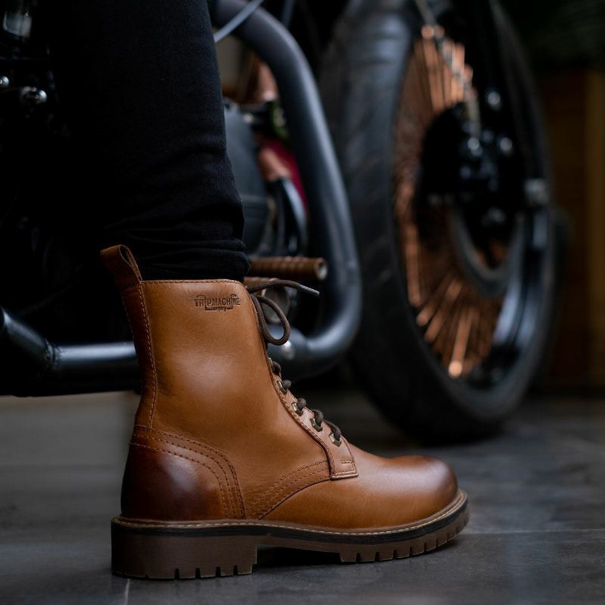 Trip Machine｜ブーツ ダービー｜ブーツタイプ｜ヴィンテージタン｜モデル着用