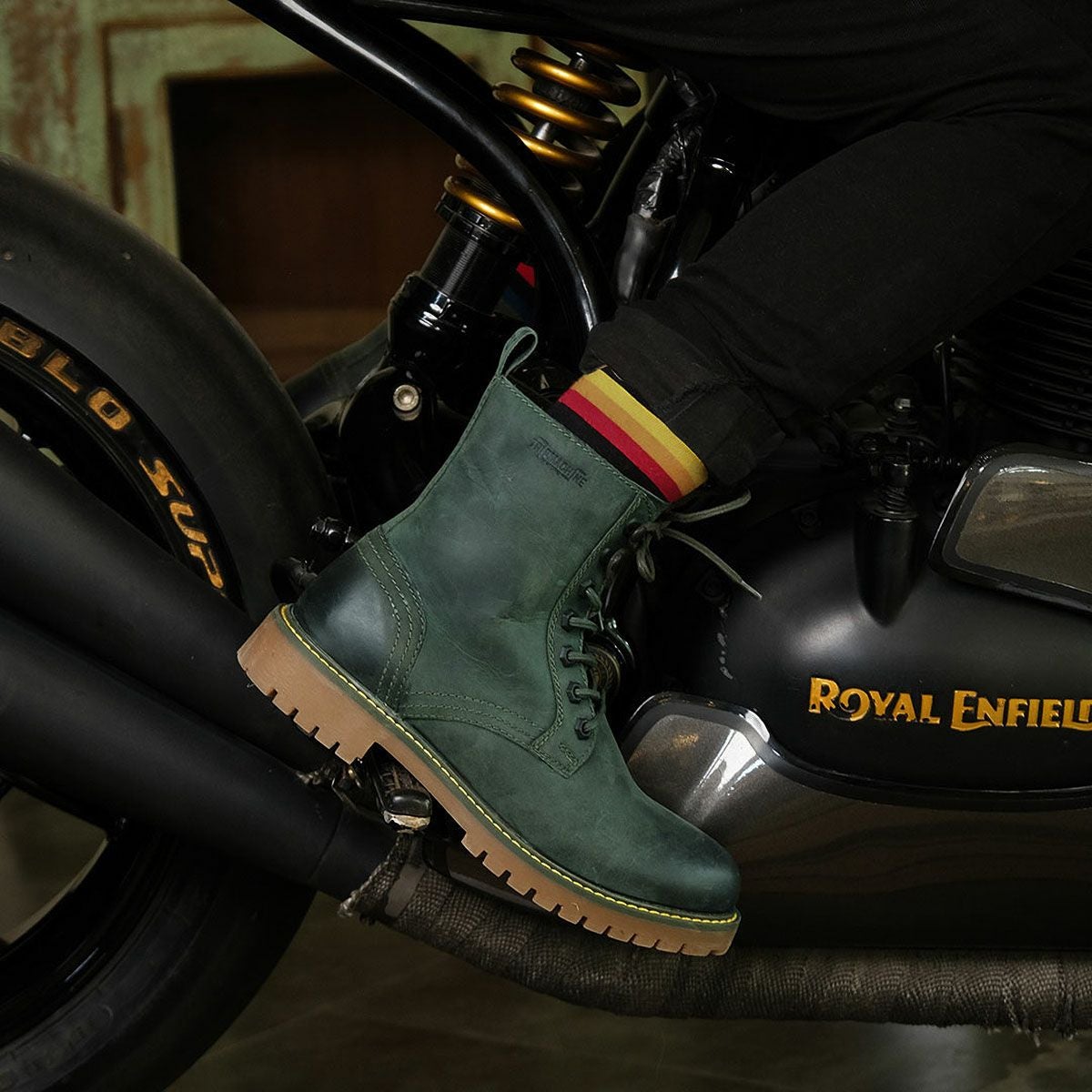 Trip Machine｜ブーツ ダービー｜ブーツタイプ｜フォレストグリーン｜モデル着用