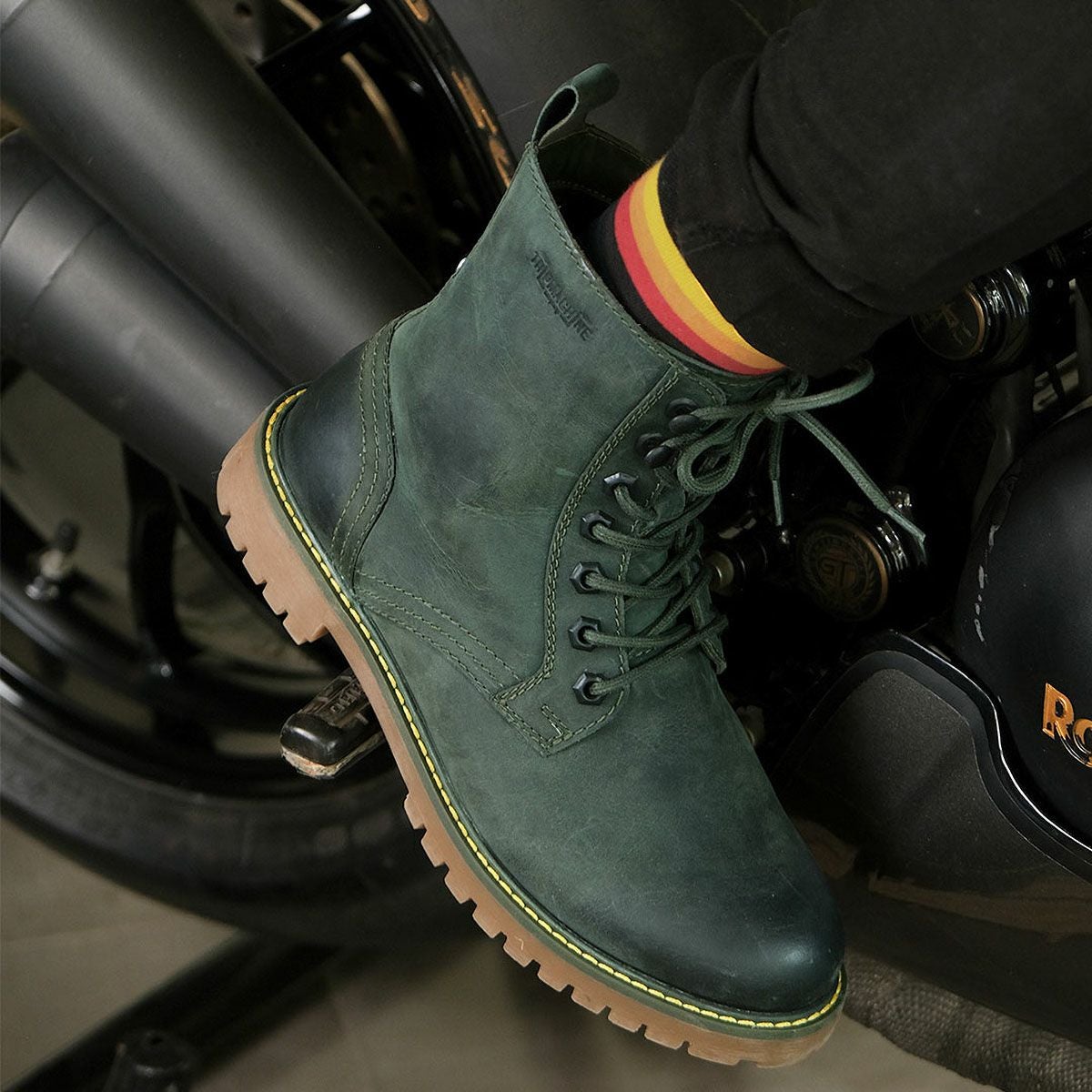 Trip Machine｜ブーツ ダービー｜ブーツタイプ｜フォレストグリーン｜モデル着用