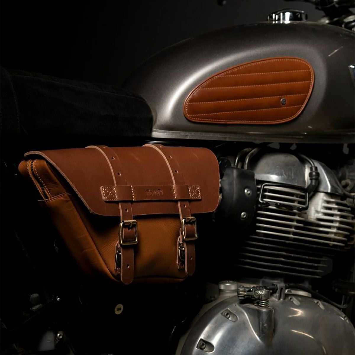 Trip Machine｜ウィングマン サイド パネル （左右ペア）｜サイドバッグ｜ヴィンテージタン｜使用イメージ