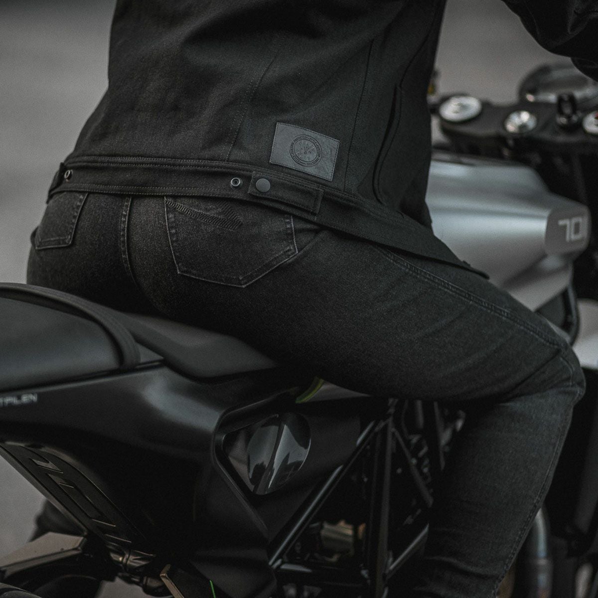 PANDO MOTO｜クサリ コア 01｜デニム｜ブラック｜モデル着用