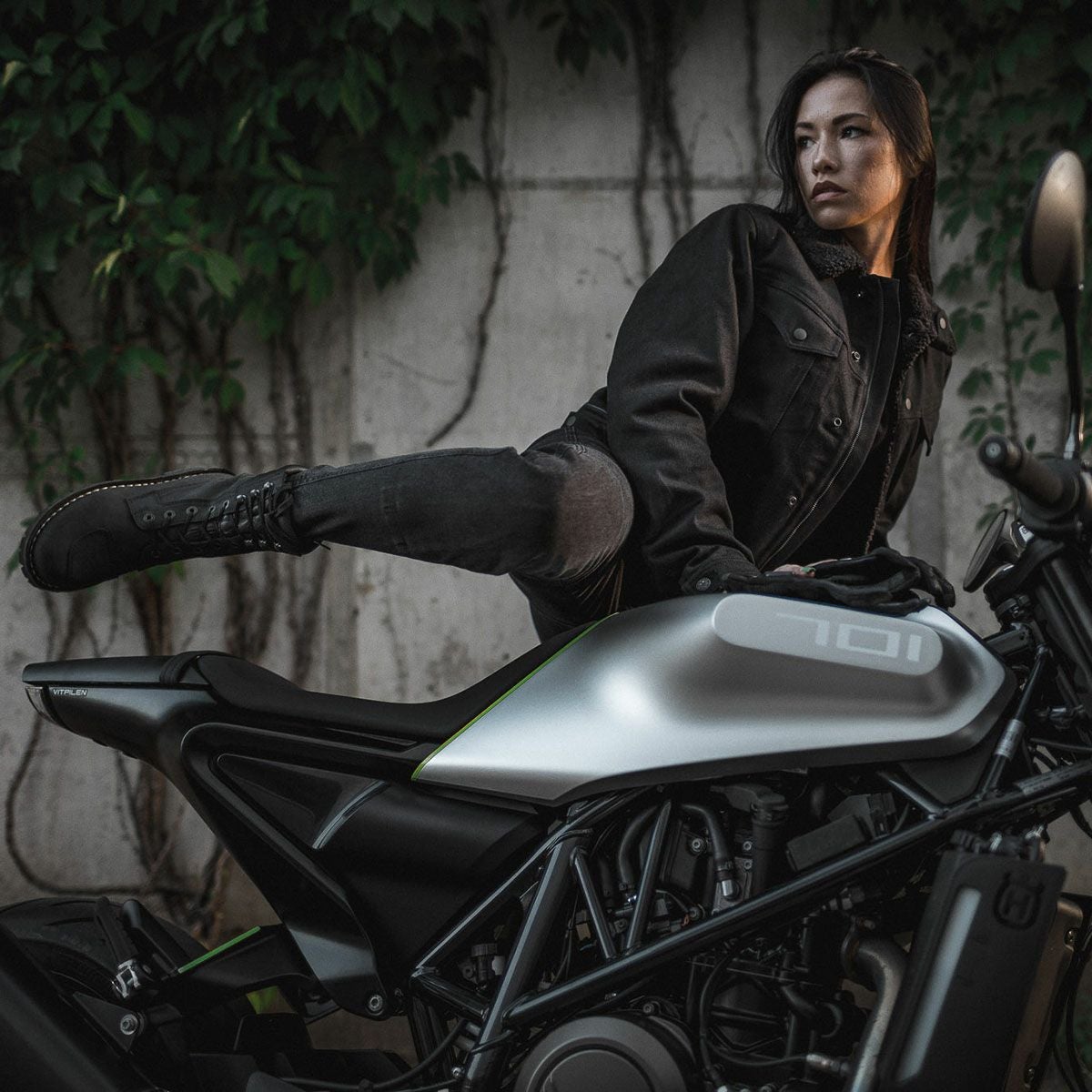 PANDO MOTO｜クサリ コア 01｜デニム｜ブラック｜モデル着用